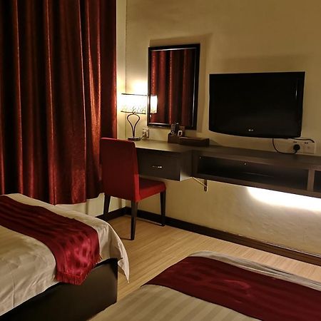 Oyo 89908 Hotel Kensington Sandakan Exterior photo