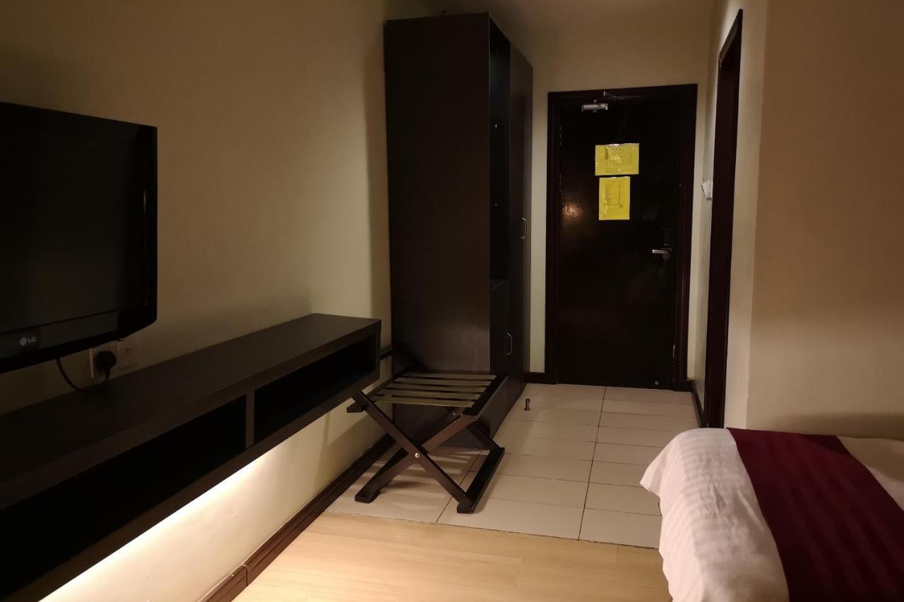 Oyo 89908 Hotel Kensington Sandakan Exterior photo